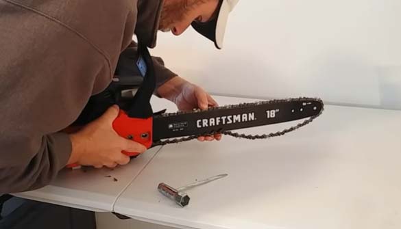 Chainsaw Chain with Right Tension
